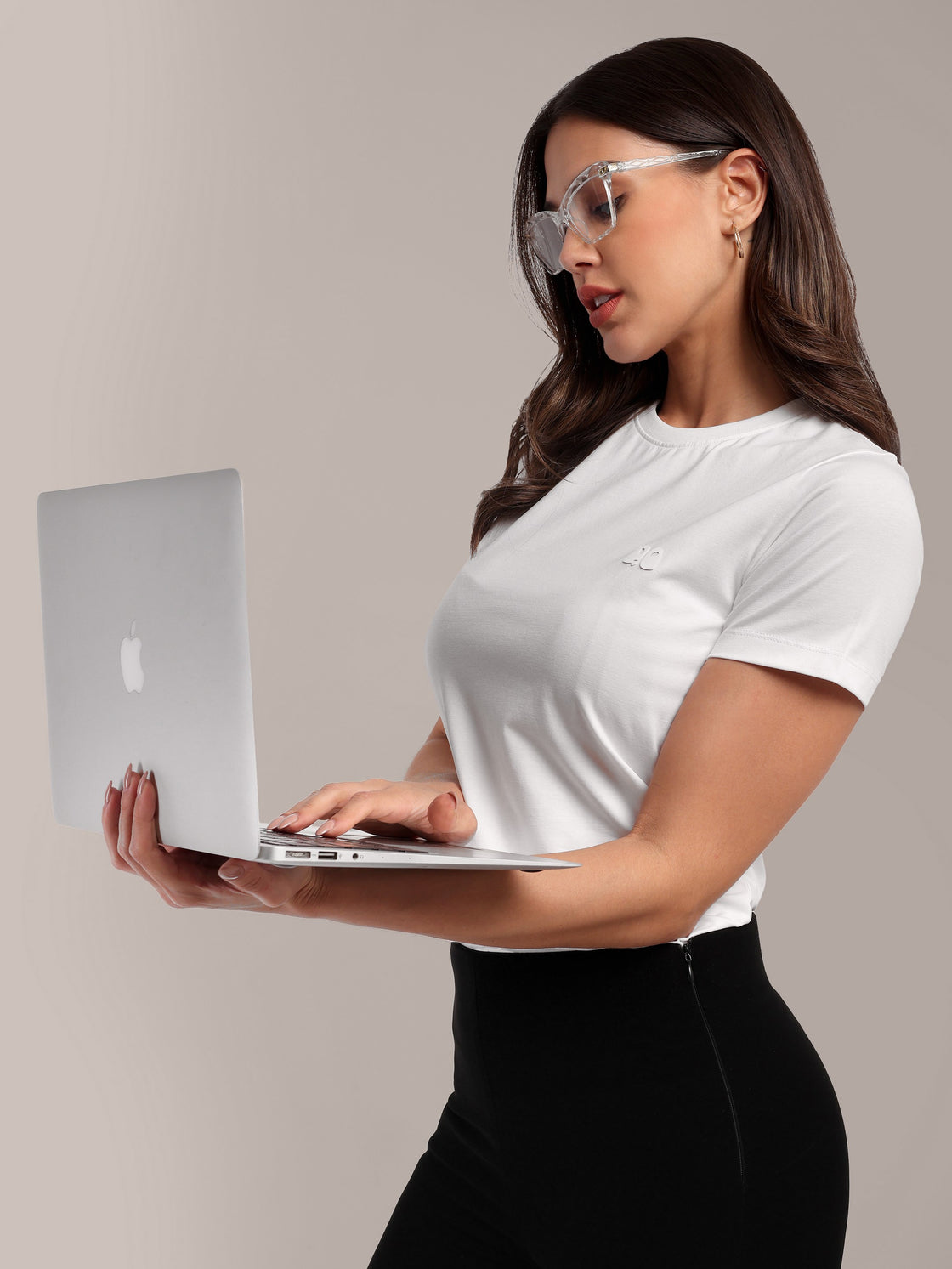 Woman White Anti-Stain Cotton Round-Neck T-Shirt