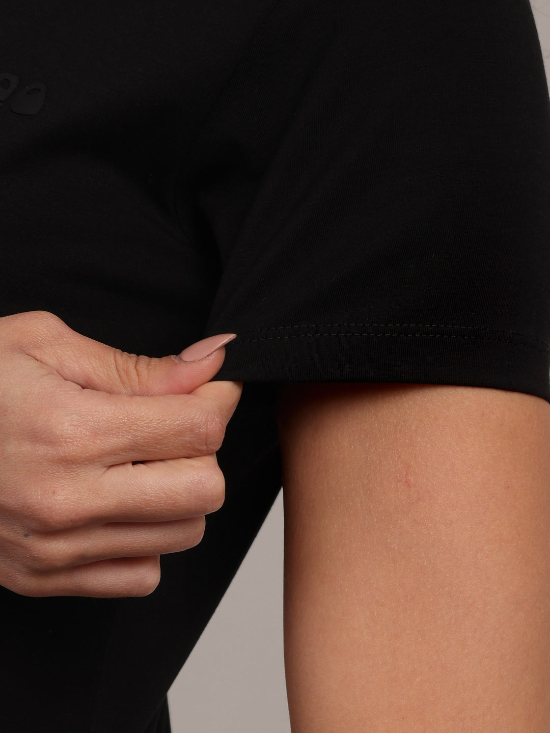 Woman Black Anti-Stain Cotton Round-Neck T-Shirt